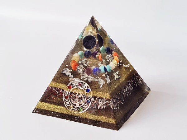 Orgonite pyramide tourmaline noire bracelet 7 chakras et Aum